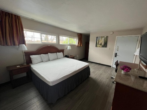 University Inn image 14