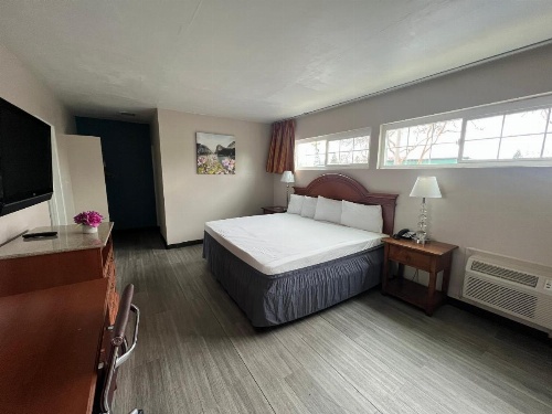 University Inn image 15
