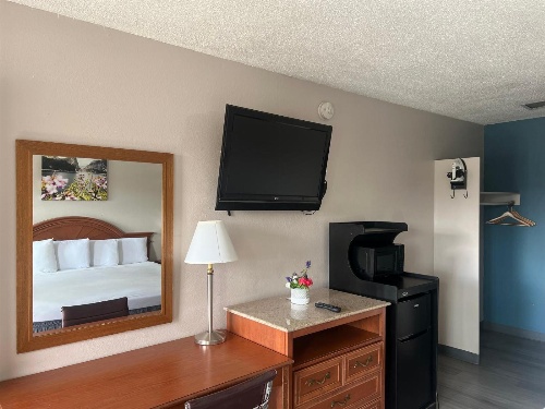 University Inn image 3